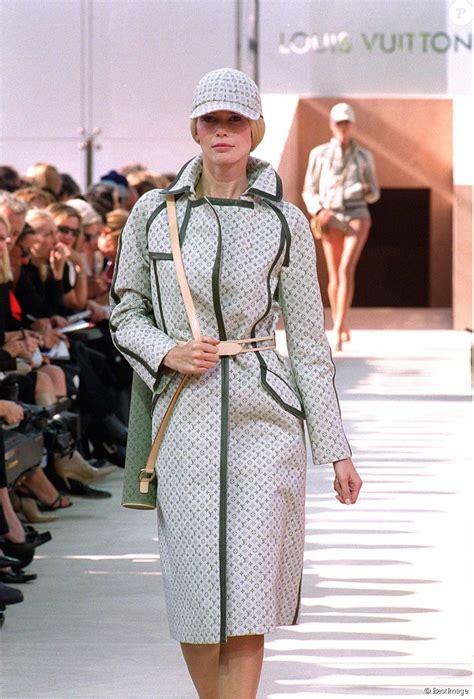 LOUIS VUITTON Fall 1999 2000 Paris 